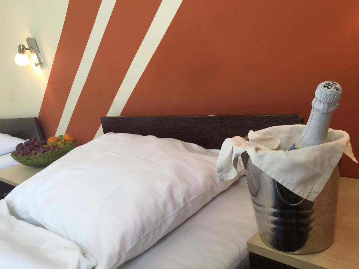 City Hotel Agoston เปตช์ ภายนอก รูปภาพ