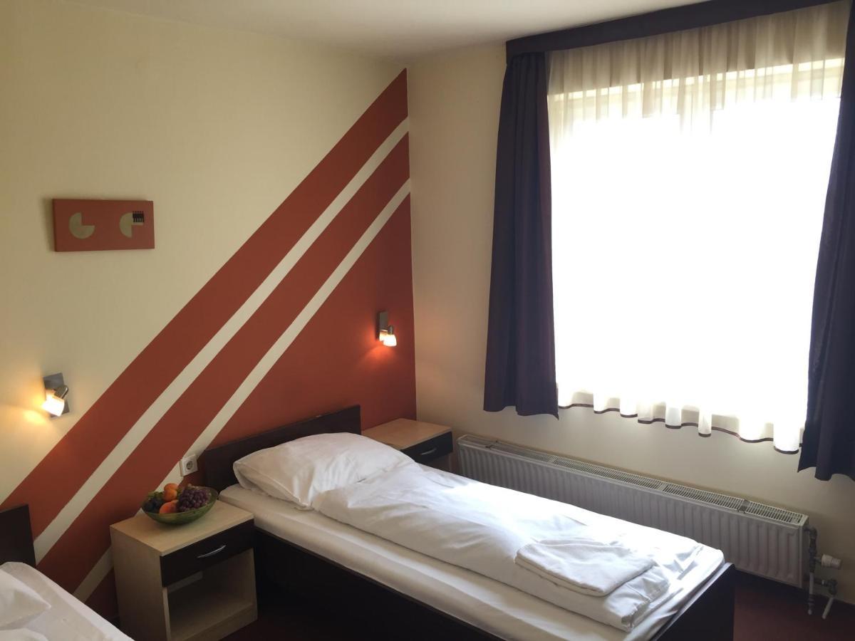 City Hotel Agoston เปตช์ ภายนอก รูปภาพ