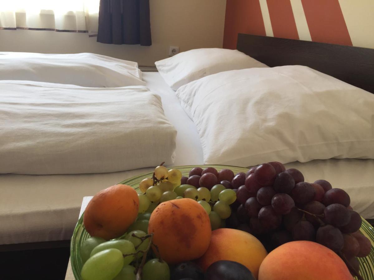 City Hotel Agoston เปตช์ ภายนอก รูปภาพ