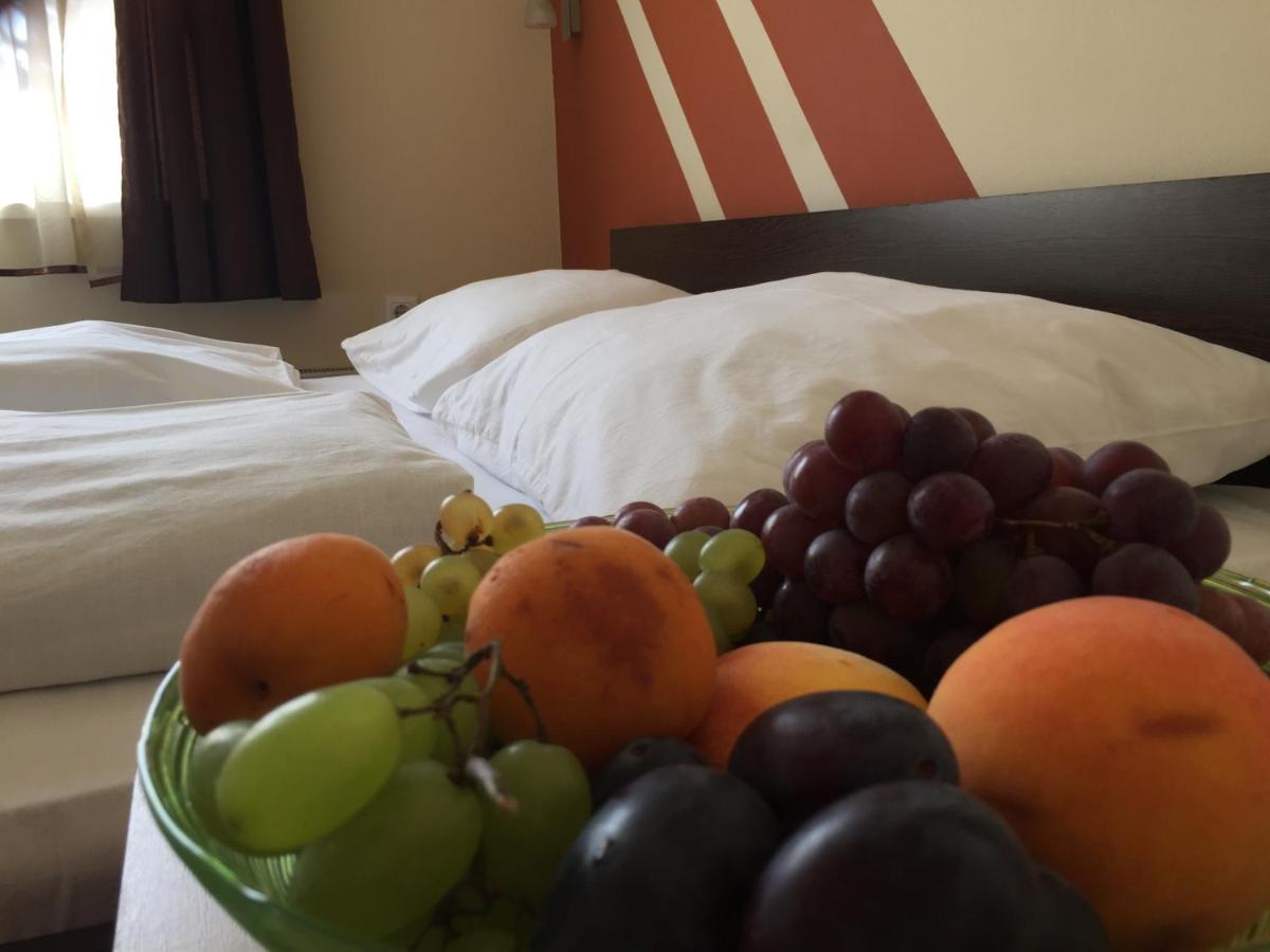 City Hotel Agoston เปตช์ ภายนอก รูปภาพ