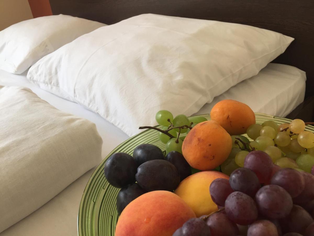 City Hotel Agoston เปตช์ ภายนอก รูปภาพ