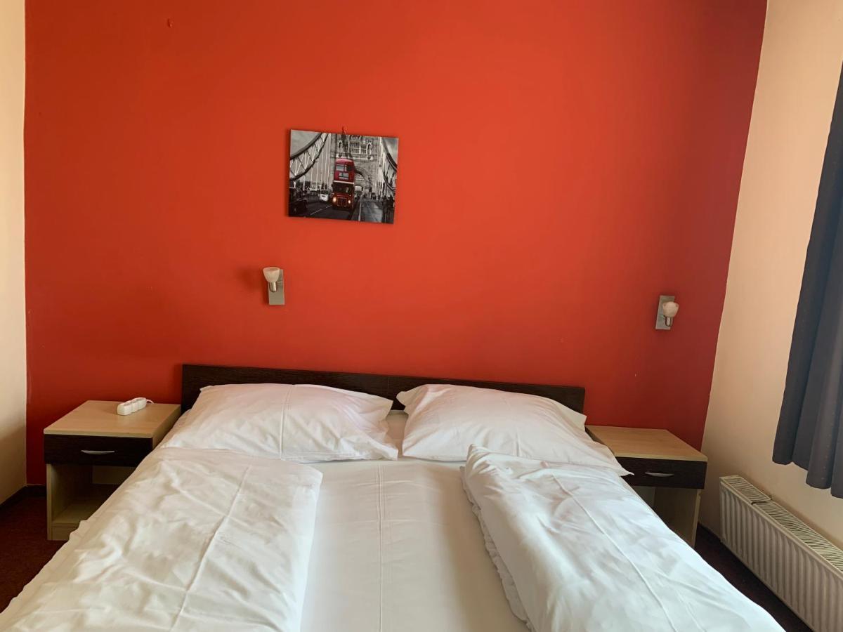 City Hotel Agoston เปตช์ ภายนอก รูปภาพ
