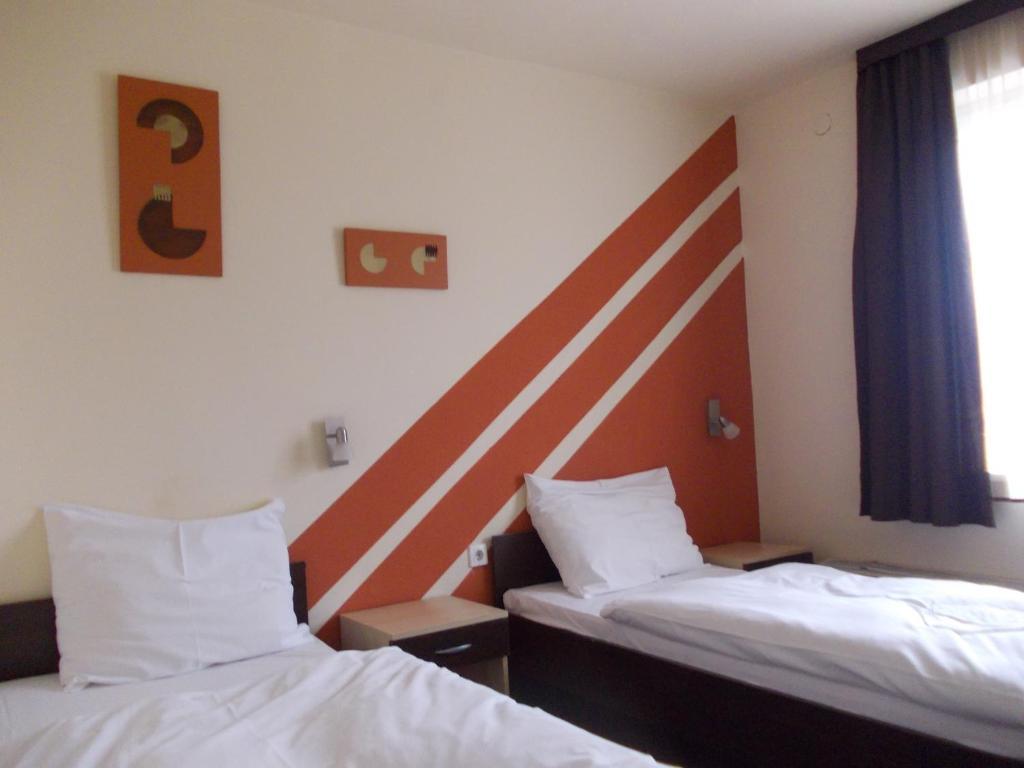 City Hotel Agoston เปตช์ ภายนอก รูปภาพ