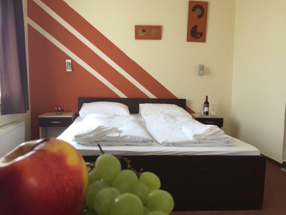 City Hotel Agoston เปตช์ ภายนอก รูปภาพ