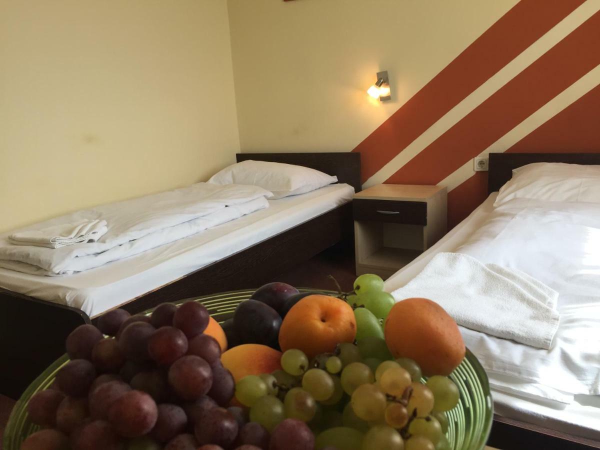 City Hotel Agoston เปตช์ ภายนอก รูปภาพ
